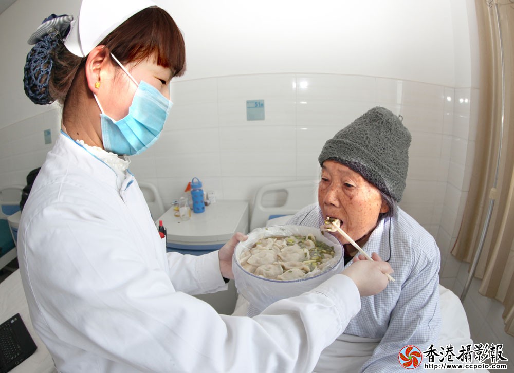 护士病房喂患者吃饺子.JPG