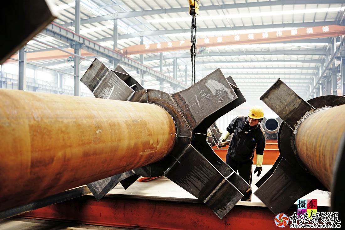 钢构件车间里的工人们1..jpg