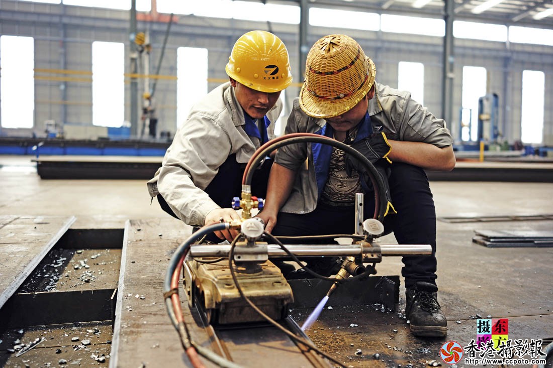 钢构件车间里的工人们2..jpg