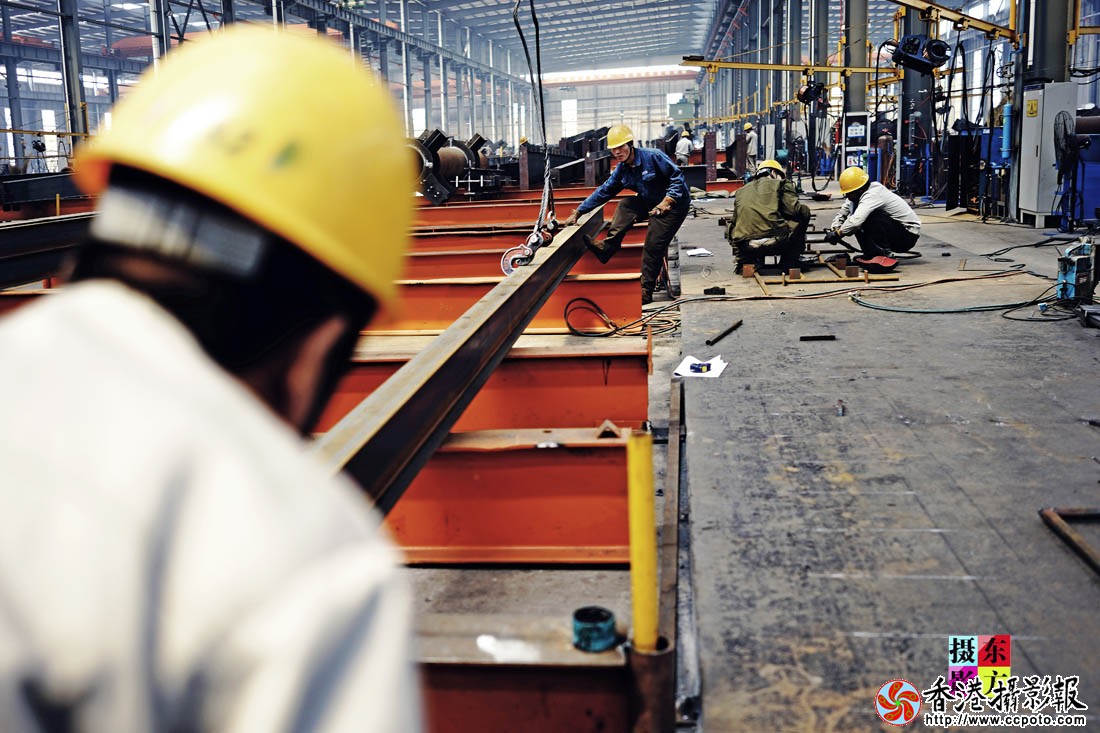 钢构件车间里的工人们4..jpg