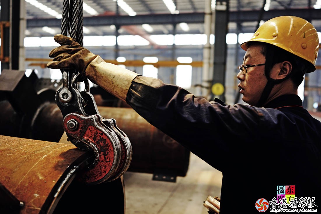 钢构件车间里的工人们7..jpg