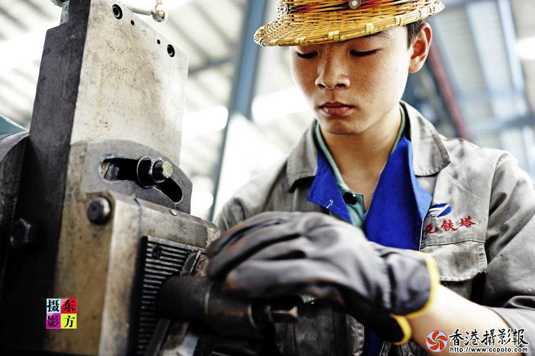 钢构件车间里的工人们9..jpg
