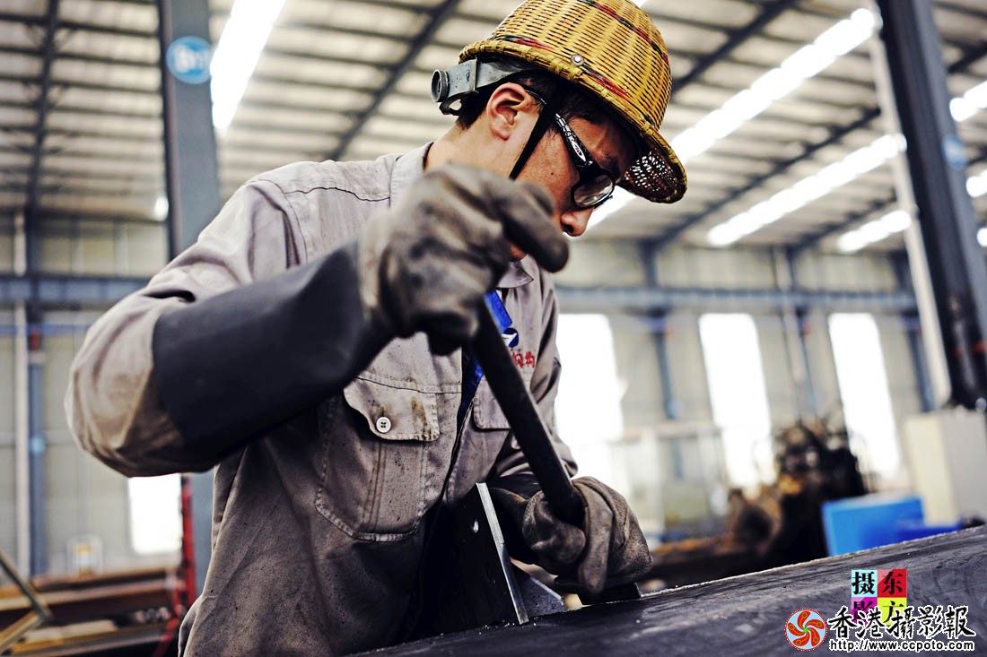 钢构件车间里的工人们10..jpg