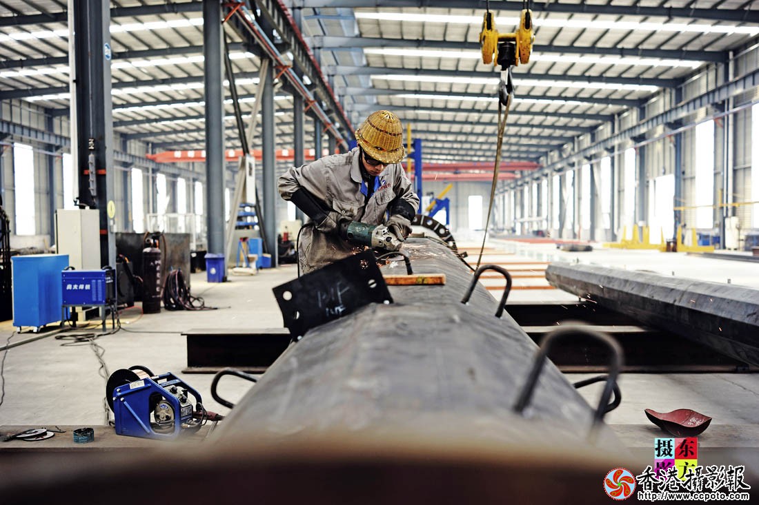 钢构件车间里的工人们12..jpg