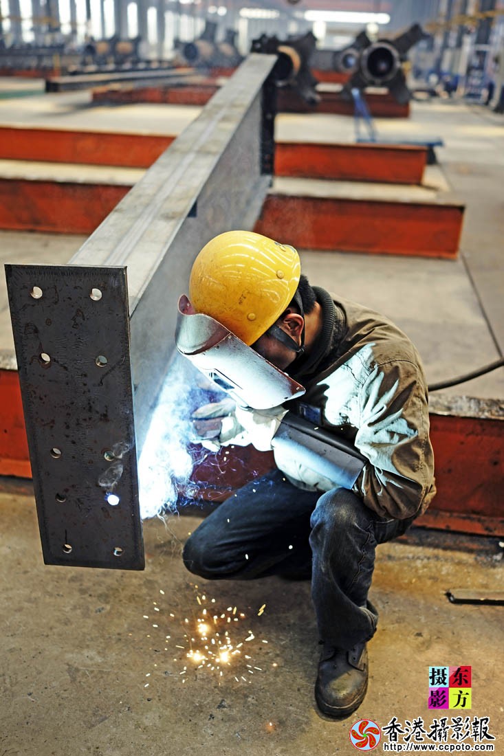 钢构件车间里的工人们13..jpg